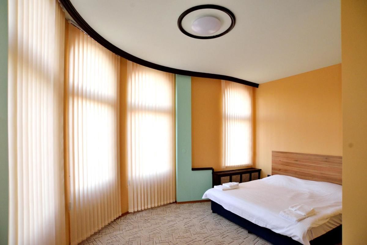 Отель Hotel Cascade Плевен