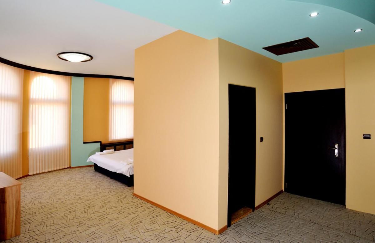 Отель Hotel Cascade Плевен